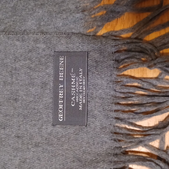 Geoffrey Beene 100% Acrylic scarf. 56" includes fringe. Gently loved. Un… - Picture 1 of 3
